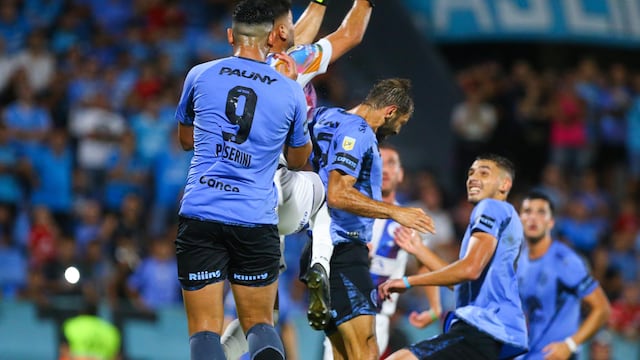 La rodilla del arquero Franco Petroli, de Godoy Cruz, provocó la lesión de Facundo Quignon, volante de Belgrano.