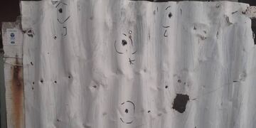 En la zona de Mitre al 2600 podían verse las marcas de los disparos sobre la chapa de una de las viviendas.