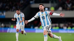 ionel Messi de Argentina celebra un gol hoy, en un partido de las Eliminatorias Sudamericanas para la Copa Mundial de Fútbol 2026 entre Argentina y Ecuador en el estadio Más Monumental en Buenos Aires (Argentina). EFE/ Luciano González