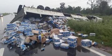 Volcó en Chaco un camión que transportaba cervezas y lo saquearon.