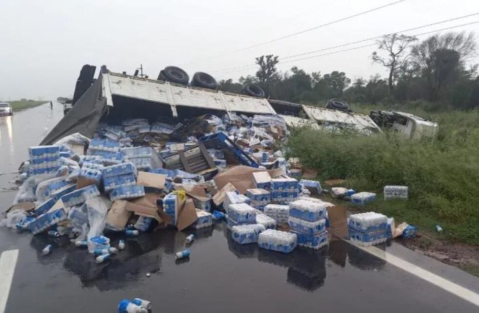 Un camión que transportaba cervezas volcó en Chaco, lo saquearon y la secuencia quedó filmada