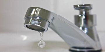 PREVENCIÓN. Para evitar pérdidas valiosas de agua se debe prestar atención a las instalaciones sanitarias que conectan la casa con la red distribuidora. (Aguas Cordobesas)