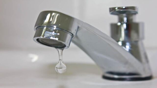 PREVENCIÓN. Para evitar pérdidas valiosas de agua se debe prestar atención a las instalaciones sanitarias que conectan la casa con la red distribuidora. (Aguas Cordobesas)