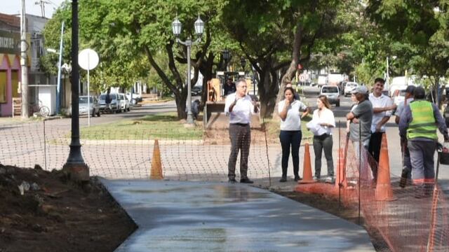 Luis Castellano recorrió la construcción de una ciclovía en el Bv. Irigoyen