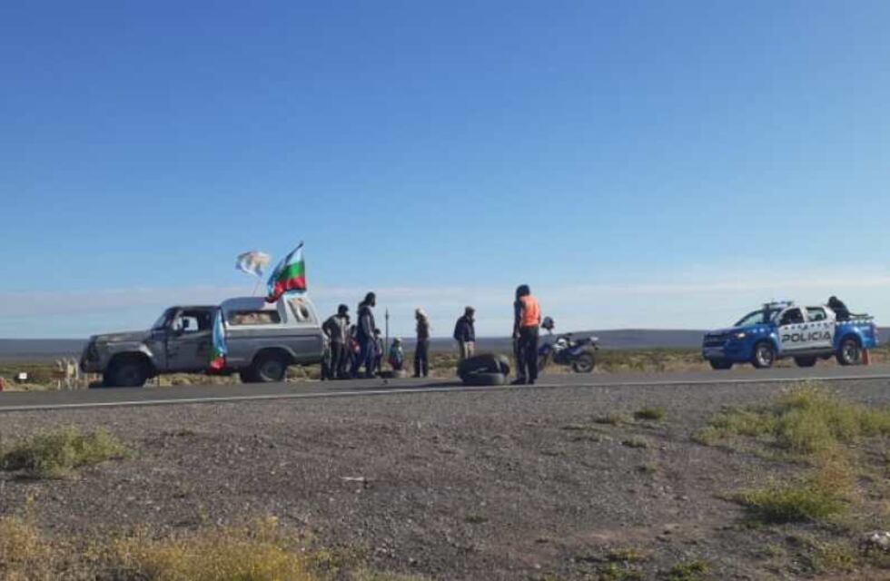 La comunidad Mapuche cortó la Ruta Nacional 22 para denunciar que les usurparon la personería