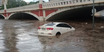 La tormenta hizo que el río Suquía se desborde en la ciudad de Córdoba. (Gentileza @Leoguevara80)
