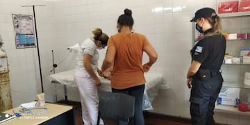 Una mujer de 33 años la encontró deambulando por la Avenida del Té.