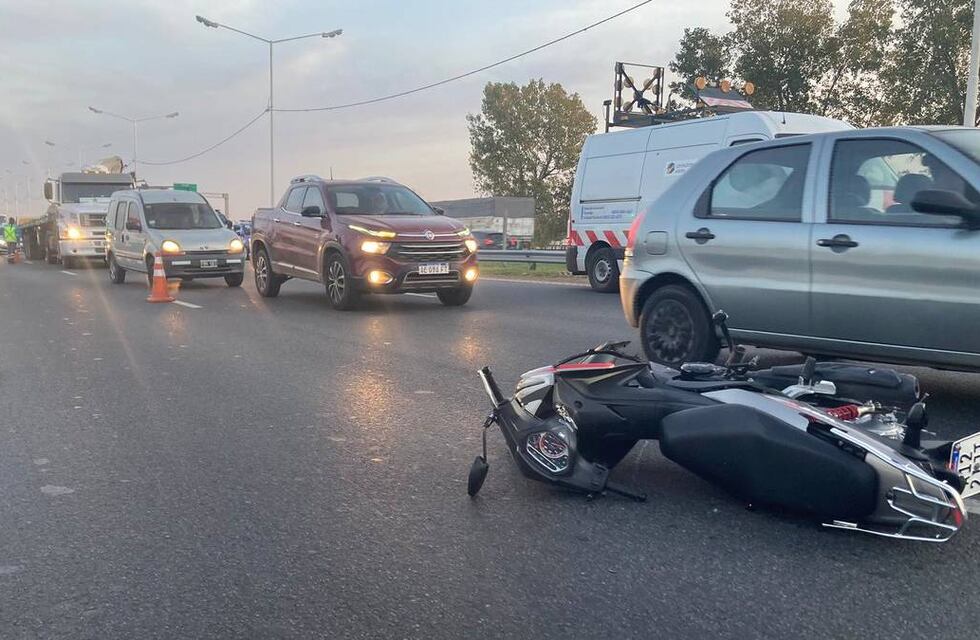 Motociclista murió atropellado en Rosario y buscan a quien lo embistió