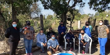 El equipo de alumnos y docentes que participa de las ollas populares.