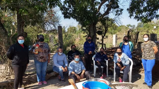 El equipo de alumnos y docentes que participa de las ollas populares.