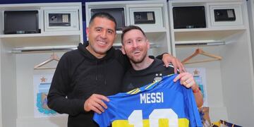 Riquelme visitó a Messi en el vestuario de la Bombonera. (Boca)