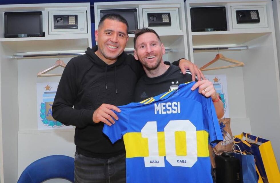 Riquelme visitó a Messi en el vestuario de la Bombonera y le regaló una camiseta de Boca
