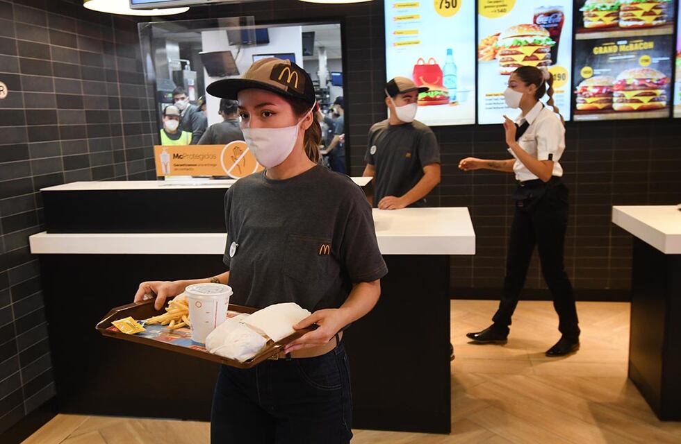 Se metió en un local de comidas rápidas, se sirvió un helado sin pagar y se hizo viral