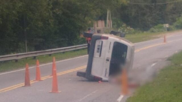 El utilitario se tumbó y su único ocupante perdió la vida (foto AG Noticias).