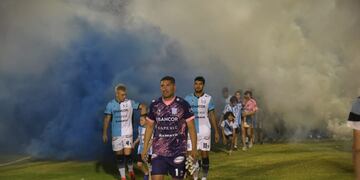 Fiesta en Nueva Italia: Racing celebró el ascenso a la Primera Nacional junto a sus leyendas. (Foto: Facundo Luque / La Voz)