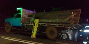 Un automovilista está grave luego de chocar contra un camión en Dos de Mayo.
