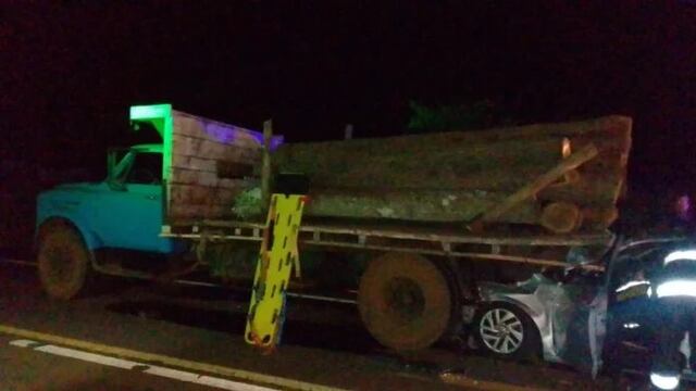 Un automovilista está grave luego de chocar contra un camión en Dos de Mayo.