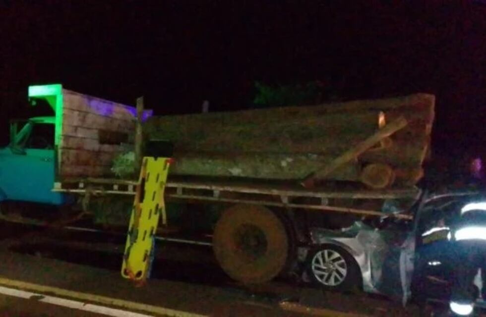 Un automovilista está grave luego de chocar contra un camión en Dos de Mayo