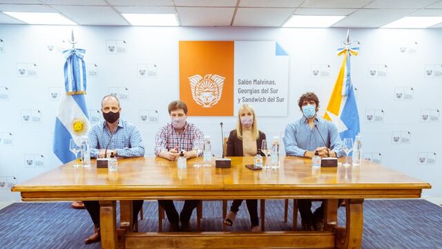 Melella encabezó la firma de contratación de obra para la pavimentación de la bajada del lago en Tolhuin