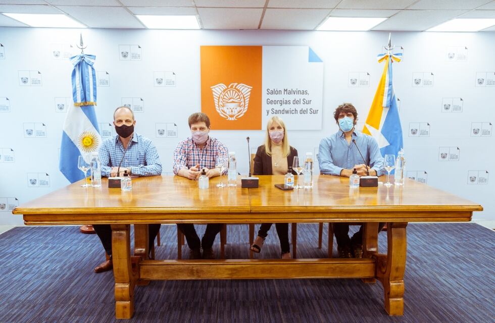 Melella encabezó la firma de contratación de obra para la pavimentación de la bajada del lago en Tolhuin