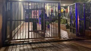 Bomberos evacuaron a más de 20 personas producto del fuego en un departamento de Córdoba.