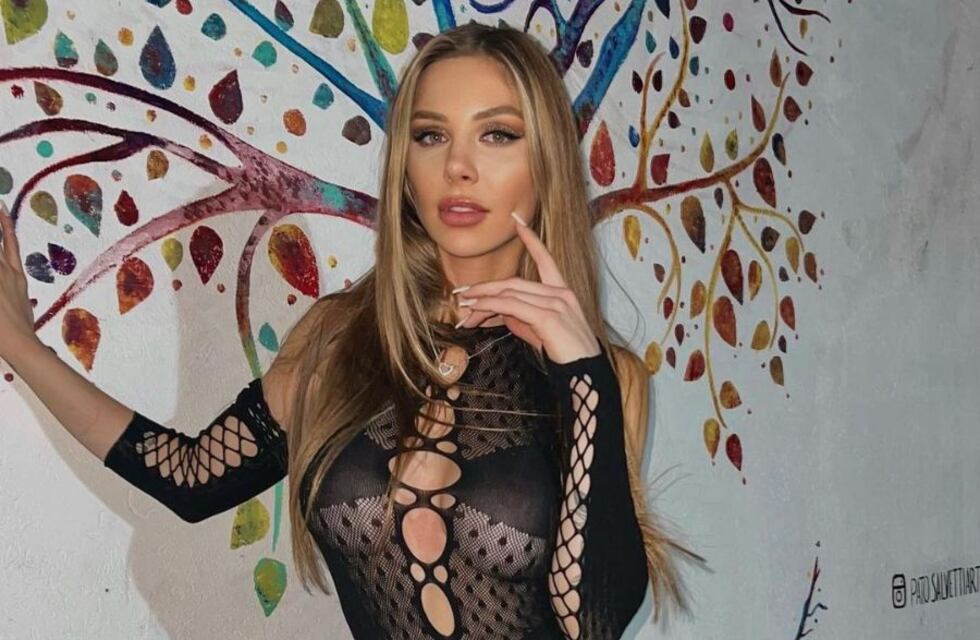 Romina Malaspina posó con un conjunto de satín frente a la ventana en Nueva York y despertó rumores de romance