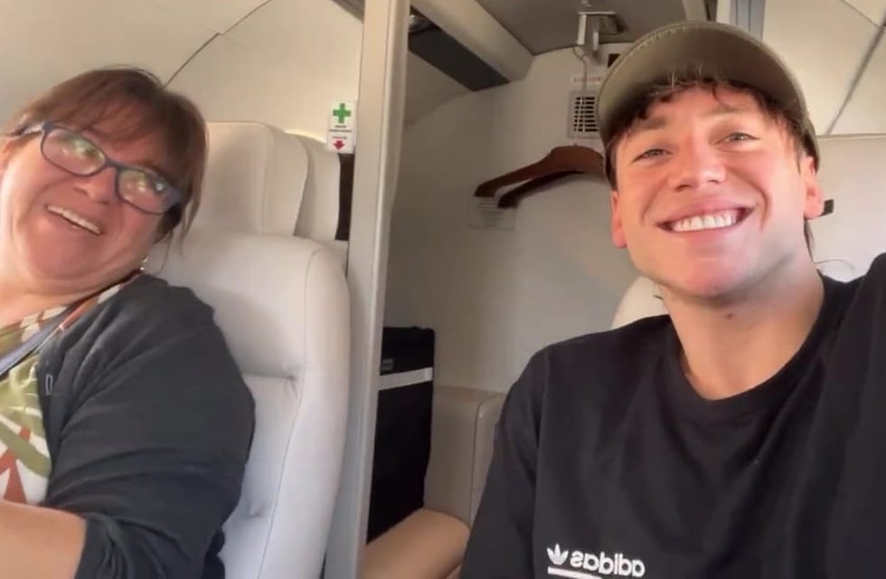Paulo Londra llevó a su mamá de viaje en un avión privado: “Te dije que iba a volar con vos mamuchi”