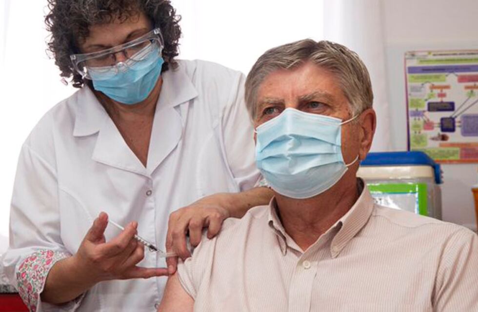 El gobernador Ziliotto fue el primero en vacunarse contra el coronavirus en La Pampa