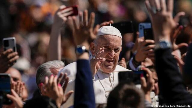 Francisco saludando a los fieles.