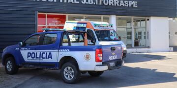 Móvil policial en la guardia del hospital de San Francisco: ya casi una necesidad constante. (La Voz)