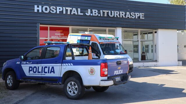 Móvil policial en la guardia del hospital de San Francisco: ya casi una necesidad constante. (La Voz)