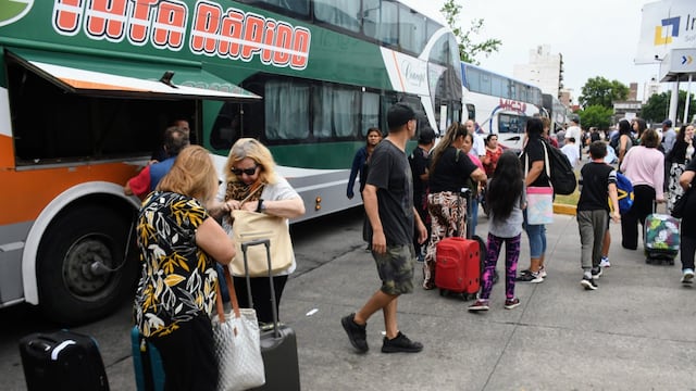 Los pasajeros tuvieron que sufrir demoras en la salida de sus transportes.