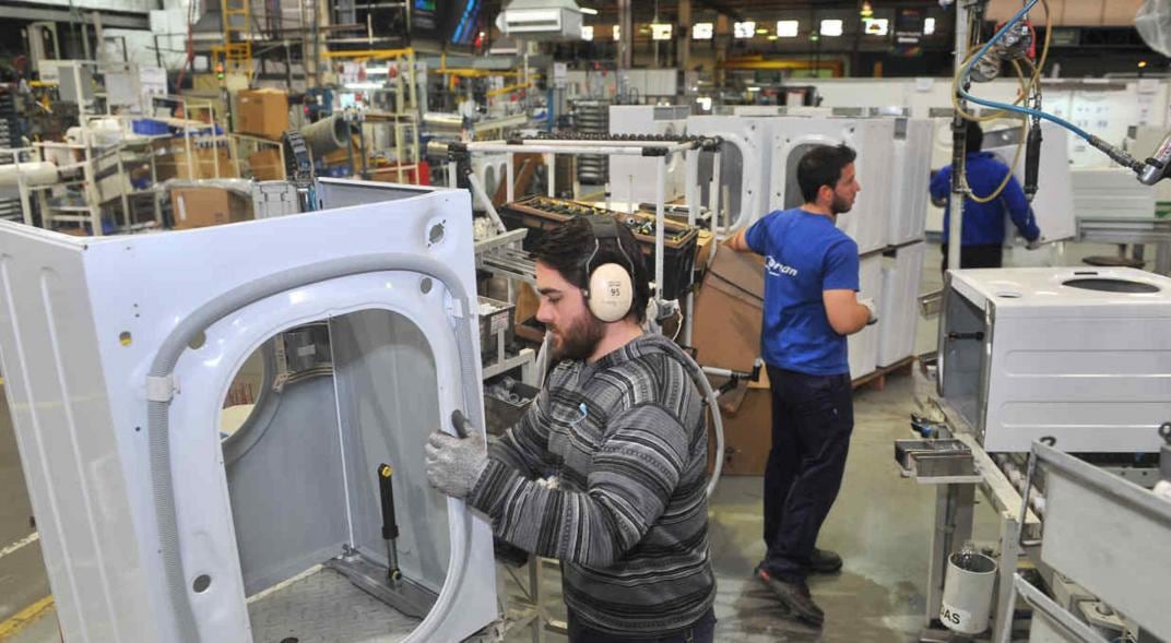 Drean. La compañía de Luque es la principal fabricante de lavarropas en el país. Por el momento, no cesarán las actividades. (La Voz / Archivo)