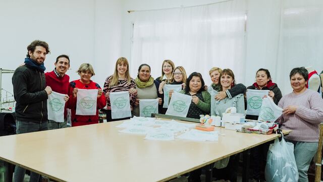 Acuerdo estratégico entre Supermercado Pingüino y Oreja de Negra, para elaborar 1.000 bolsas