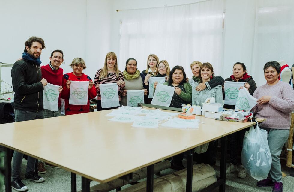 Cooperativa textil ayuda a un supermercado con sus bolsas reutilizables
