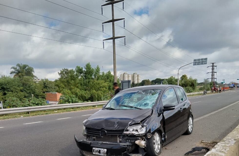Se le rompió el auto en Circunvalación, bajó y murió atropellado en un choque