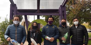 El intendente de Godoy Cruz, Tadeo García Zalazar inauguró en el Día Mundial del Medio Ambiente la primera parada de colectivos sustentable de Mendoza. Gentileza MGC