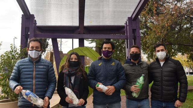El intendente de Godoy Cruz, Tadeo García Zalazar inauguró en el Día Mundial del Medio Ambiente la primera parada de colectivos sustentable de Mendoza. Gentileza MGC