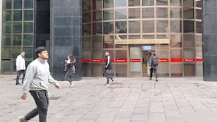 La ciudad comenzó a moverse a pesar de la humedad.