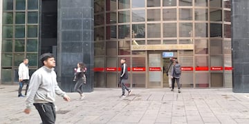 La ciudad comenzó a moverse a pesar de la humedad.