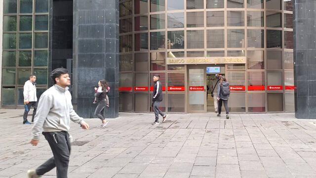 La peatonal San Martín se activa a tono con los colores del cielo.