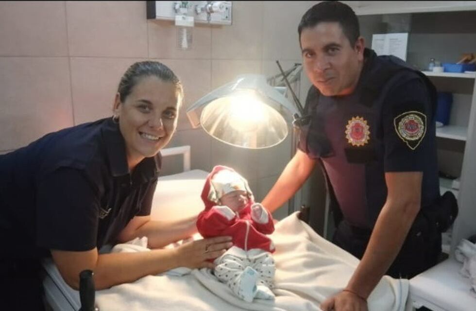 La Cumbre: bomberos y policías asistieron un parto en la calle