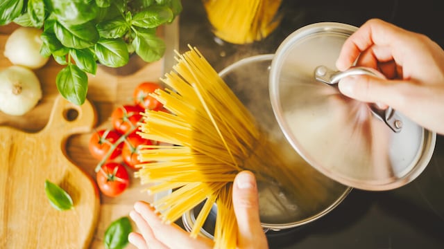 Los cocineros no recomiendan añadir aceite en la cocción de la pasta.