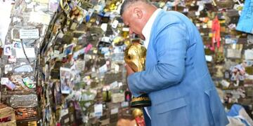 Chiqui Tapia ofrendó la Copa del Mundo a la Difunta Correa, como había prometido.