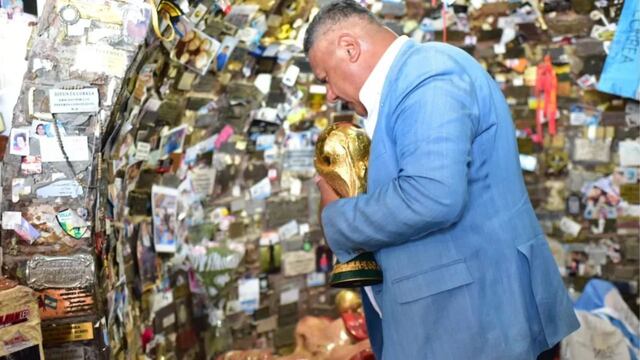 Chiqui Tapia ofrendó la Copa del Mundo a la Difunta Correa, como había prometido.