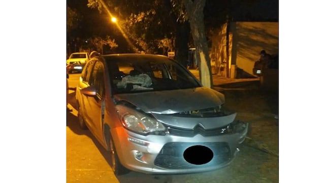 El C4 que impactó contra el árbol y un auto