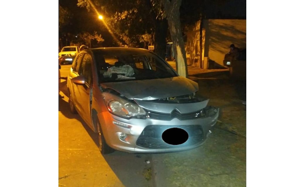 Alcoholizado, chocó un auto y un árbol