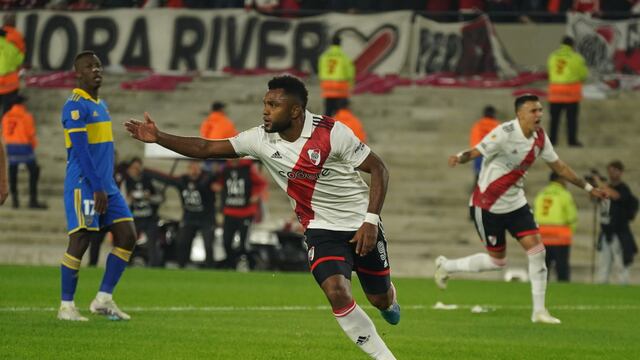 Miguel Borja celebra su gol, en la victoria de River sobre Boca y con tumultuoso final (Clarín).
