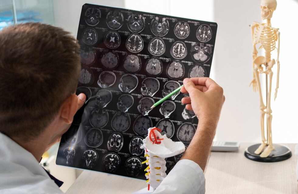 Una salteña de 17 años sufre atrofia cerebral, necesita asistencia médica urgente pero se la negaron