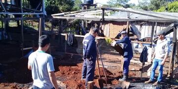 Vecinos junto a la Municipalidad construyen una vivienda a una familia. Foto: Carina Martínez